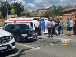 Водитель опрокинул машину скорой помощи в Краснодаре