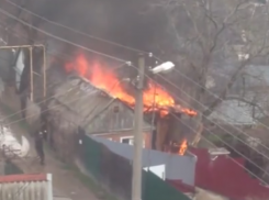  Соседи не бежали с ведрами тушить: Частный дом загорелся в Краснодаре 