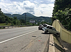 В Сочи водитель «четырнадцатой» влетел в бетонный забор