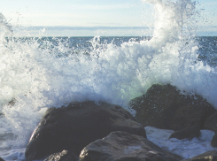 Поиски пропавших в море сочинских школьников осложнены штормом