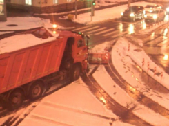 В Краснодаре ночью беспрерывно обрабатывали дороги и тротуары 