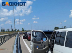 Из-за ДТП на подъезде к Крымскому мосту сотни авто встали в пробке