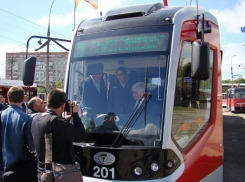 В Краснодаре презентовали трехсекционный трамвай «Витязь»
