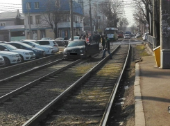 Машина в Краснодаре застряла посреди трамвайных путей 