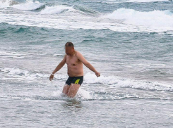 «Народ вовсю купается»: блогер показал обстановку в Анапе после нового выброса мазута 