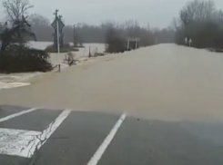  Дороги затоплены, вода в реках прибывает, дожди продолжатся: непогода на Кубани 