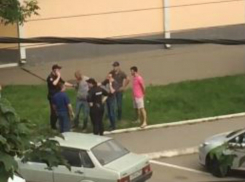 В Краснодаре толпа разъяренных мужчин окружила молодого человека, ему завязали руки
