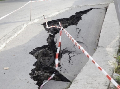 В Сочи оползень разрушил дорогу