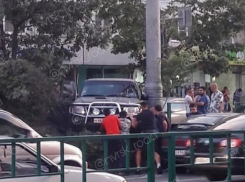 В Новороссийске автоледи перепутала педали и угодила в клумбу
