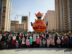 Жители микрорайонов «Губернский» и «Панорама» в Краснодаре с размахом отметили Масленицу