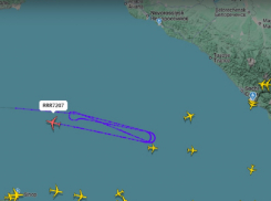 Британский военный самолёт нарезает круги над морем недалеко от Сочи