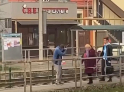 Вооруженный автоматом парень с ДЦП в Краснодаре попал на видео