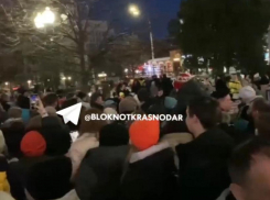 Украшенная улица Красная в Краснодаре собрала гигантские пробки из пешеходов: видео 