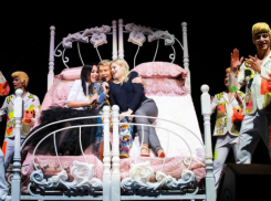 Две краснодарки довели Николая Баскова до слез своей выходкой прямо во время концерта