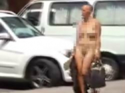 «С ума сходят от жары» - в Сочи женщина прошлась голой в разгар дня 