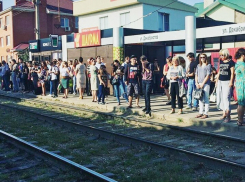 В Краснодаре подходит один трамвай, а людей стоит на три