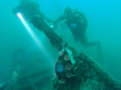 Новороссийские дайверы установили памятный венок на затонувшее в 1943 году судно