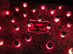  Жители Сочи приносят цветы и горящие свечи к берегу моря в память о погибших в авиакатастрофе 