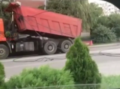  Камазист кузовом сорвал провода и оставил без света целый район Краснодара