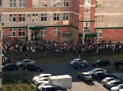 У краснодарской школы с 22-мя первыми классами собралась огромная толпа родителей