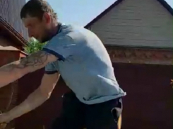 Нетрезвый мопедист повредил два автомобиля в Краснодаре и сбежал от полиции