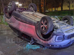 Иномарка опрокинулась на крышу в Краснодаре