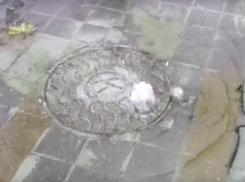 Сточные воды из канализационного люка в Новороссийске затопили набережную и цоколь дома 