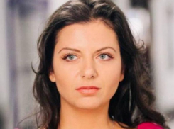 «Кто-то хочет, чтобы мы забыли нашу Победу?»: Маргарита Симоньян поздравила россиян с 9 Мая