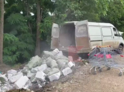 «Чёрные» мусорщики в Краснодаре выбросили груду строительных отходов возле дороги: видео