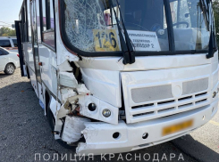 Четыре человека пострадали в ДТП с автобусом и машинами скорой помощи в Краснодаре