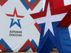 Иностранцы в Сочи активно скупают футболки с надписью «Армия России»