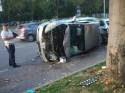 В Краснодаре в час-пик перевернулась иномарка, трое пострадали