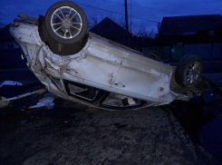  Иномарка с тремя людьми внутри перевернулась после удара о столб в Белореченске 
