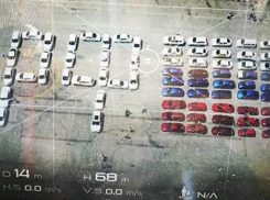 Новороссийцы из машин выстроили триколор в День России