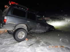 На Кубани внедорожник провалился под лед