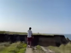 В районе Темрюка проселочная дорога обрушилась в море