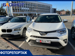 Элитные иномарки и ненависть к автопрому: чиновники снимают номера и закрывают их визитками у мэрии Краснодара