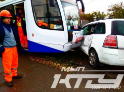 В Краснодаре иномарка вылетела на рельсы и врезалась в трамвай