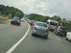 По дороге к морю около Джубги образовались огромные пробки, автомобилисты стоят по несколько часов