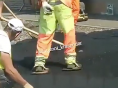 Рабочие в Краснодаре вместо катка ногами притоптали горячий асфальт