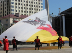  На Театральной площади подняли флаг Краснодара 