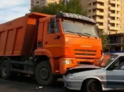 В Краснодаре проехать через две сплошные «КамАЗу» помешала «четырнадцатая»