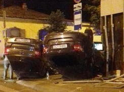 Не фотошоп: две иномарки одновременно перевернулись на крышу в Краснодаре