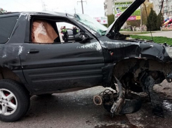  В Ейске молодой парень на внедорожнике врезался в отбойник и перевернулся 