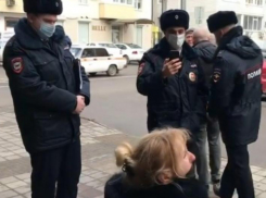 Владелица торговой точки в Краснодаре умоляла сотрудников мэрии не лишать ее источника дохода, стоя на коленях