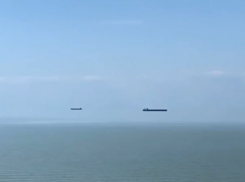 В Краснодарском крае заметили «парящие» над морем корабли: видео