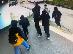 В Краснодаре подростки забросали парковку взрывпакетами