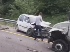 Водитель и пассажир мотоцикла пострадали в массовой аварии на Кубани