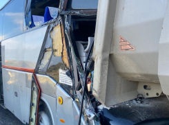 Автобус с детьми врезался в грузовик на трассе в Краснодарском крае
