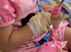 «В кружке плавают с водой остатки рвоты»: кубанскую больницу обвинили в плохом уходе за девочкой из детдома